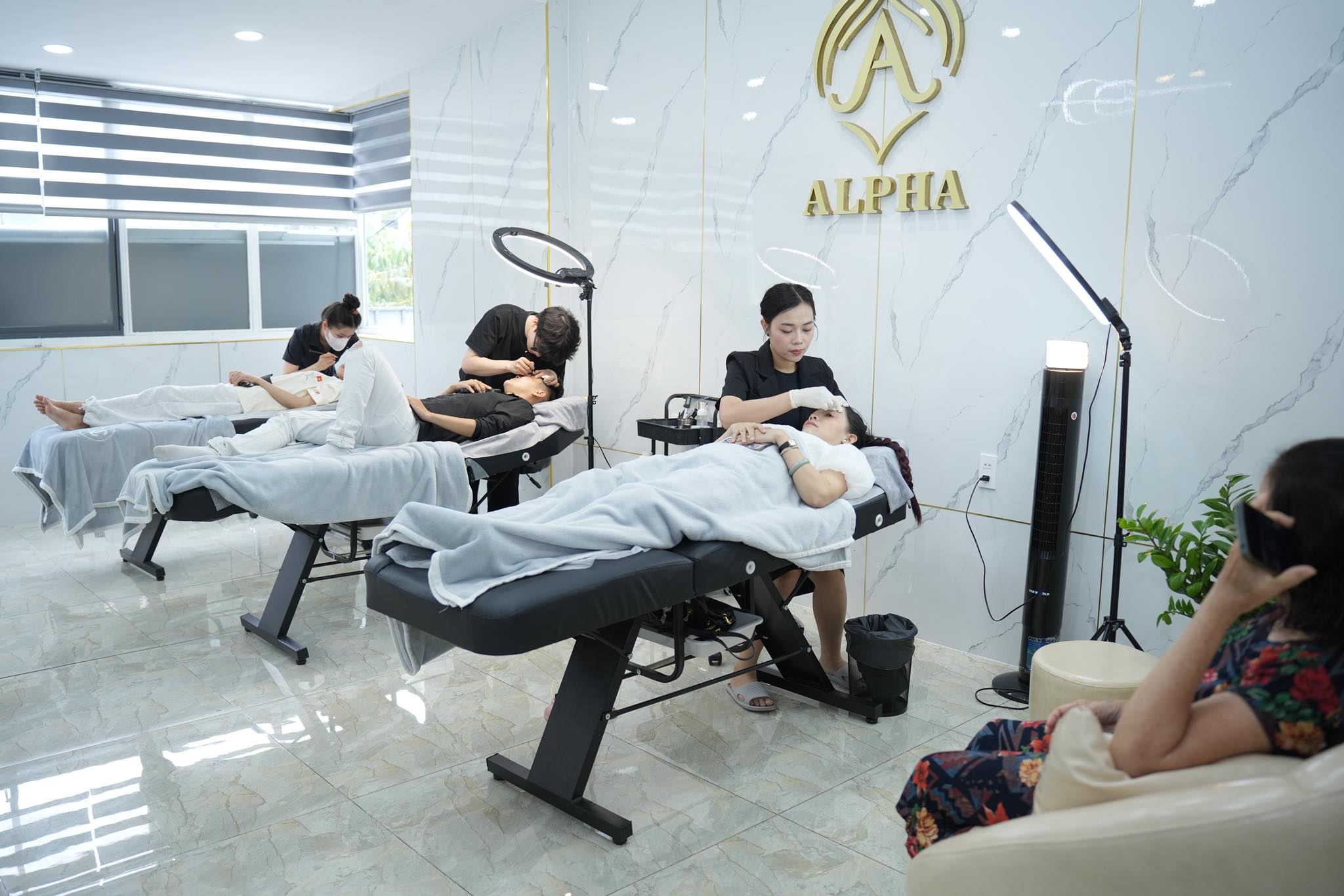 Viện Thẩm Mỹ Alpha chuyên thiết kế chân mày siêu sợi, phun khử thâm, ĐIÊU KHẮC CHÂN TÓC…