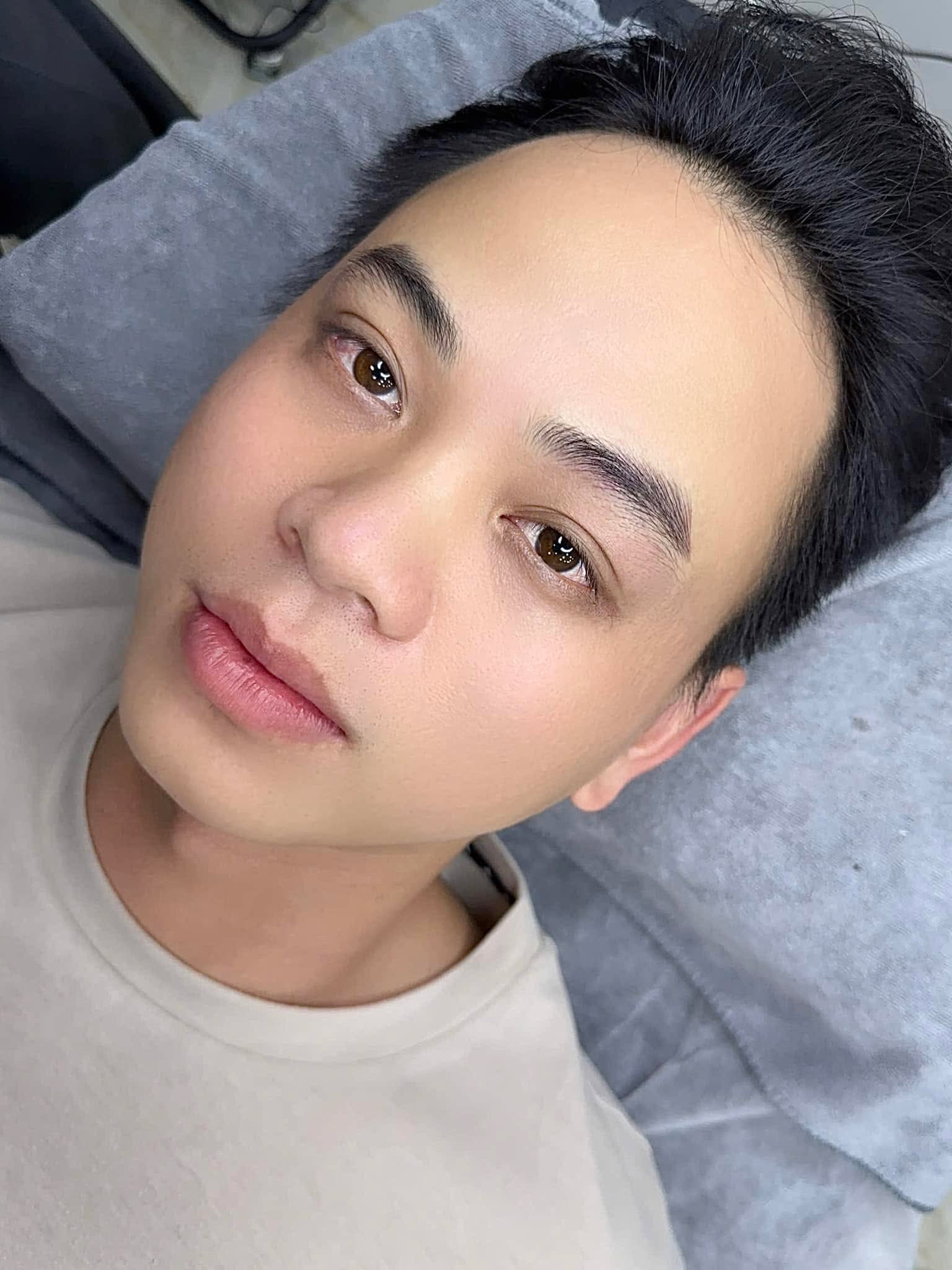 Khách nam thư giãn trong liệu trình chăm sóc tại Alpha Brows