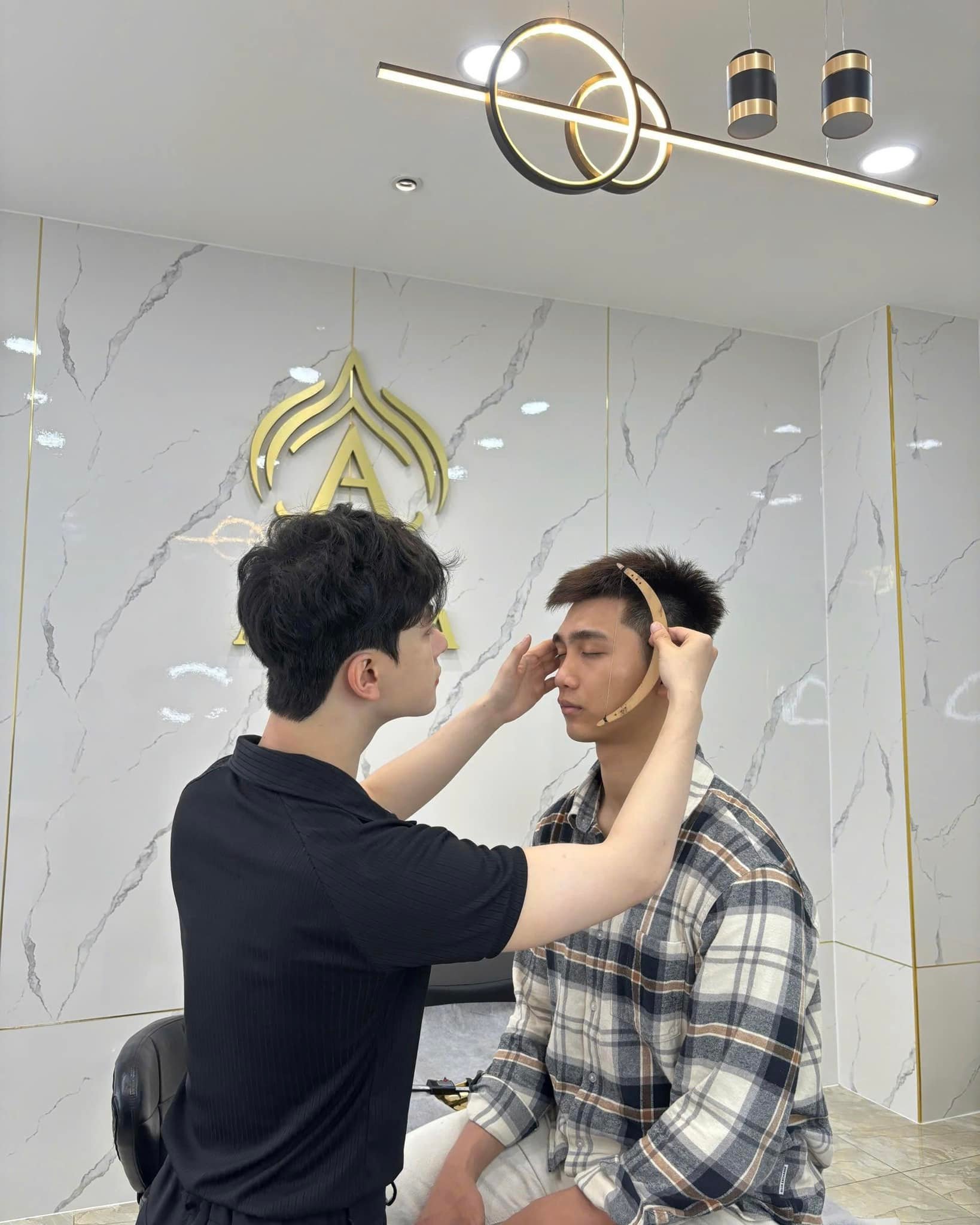 Chuyên gia Alpha Brows phác thảo dáng chân mày cho khách nam