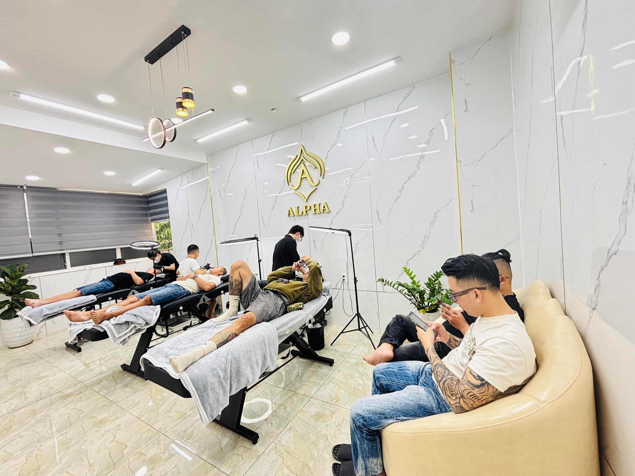 Đội ngũ Alpha Brows phục vụ nhiều khách nam cùng lúc