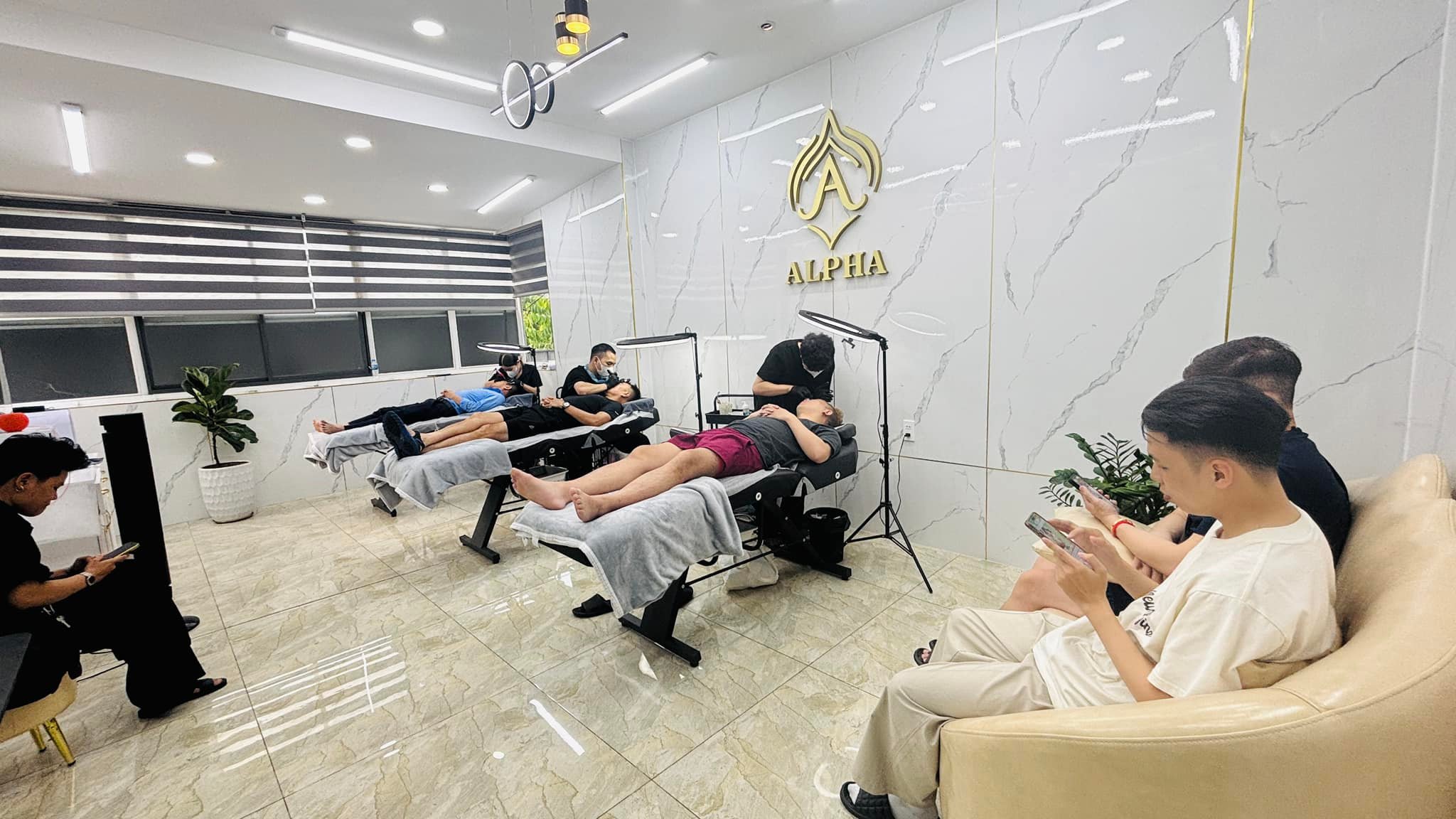 Viện Alpha Brows đông khách nam làm chân mày